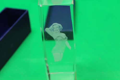 Marilyn Monroe 3D Laser Etched Hologram Paper Weight - Picture 2 of 6