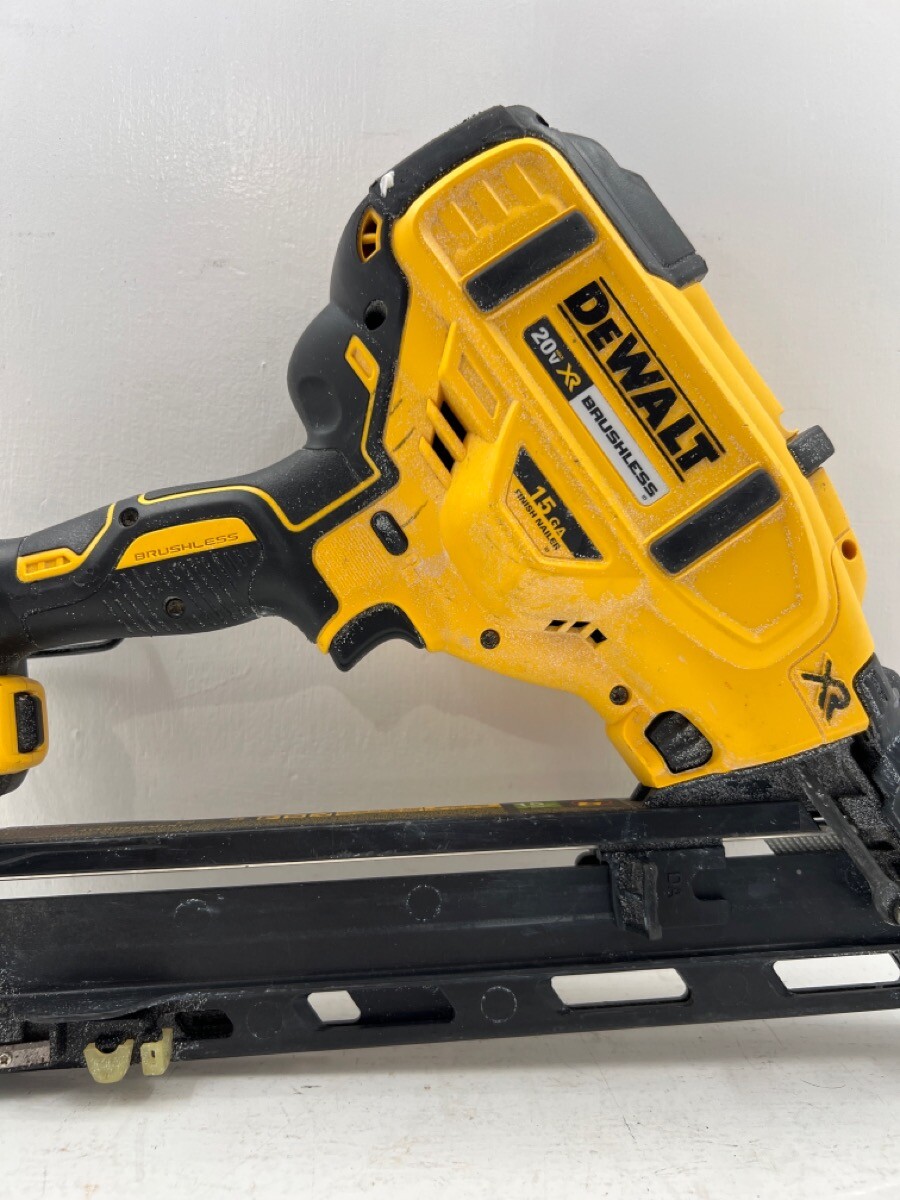 Dewalt DCN650 20V MAX Cordless LithiumIon 15 Gauge 15Ga Angled Finish