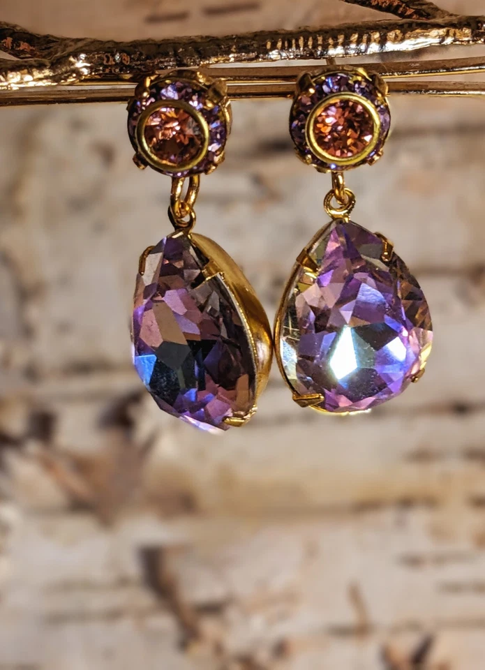 Pendientes colgantes de cristales de Swarovski con flores púrpuras y AB brillantes de tanzanita Foto 3 de 4