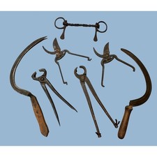 Lotto accessori attrezzi rustici vintage pinze falce contadino retrò cottage galleria parete