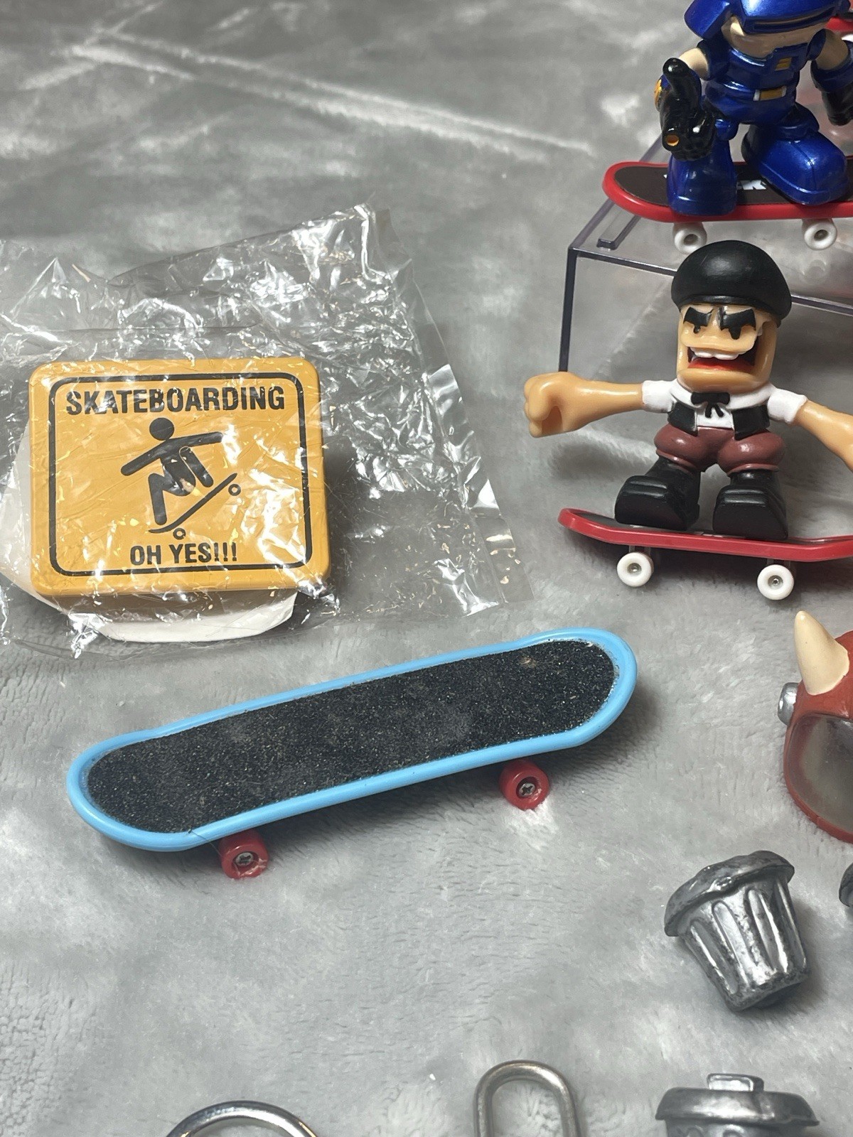 7 FIGURE LOT OF MAGNETIC SKATERS ,VAN  And Accessories FOR TECH DECK COLLECOTRS