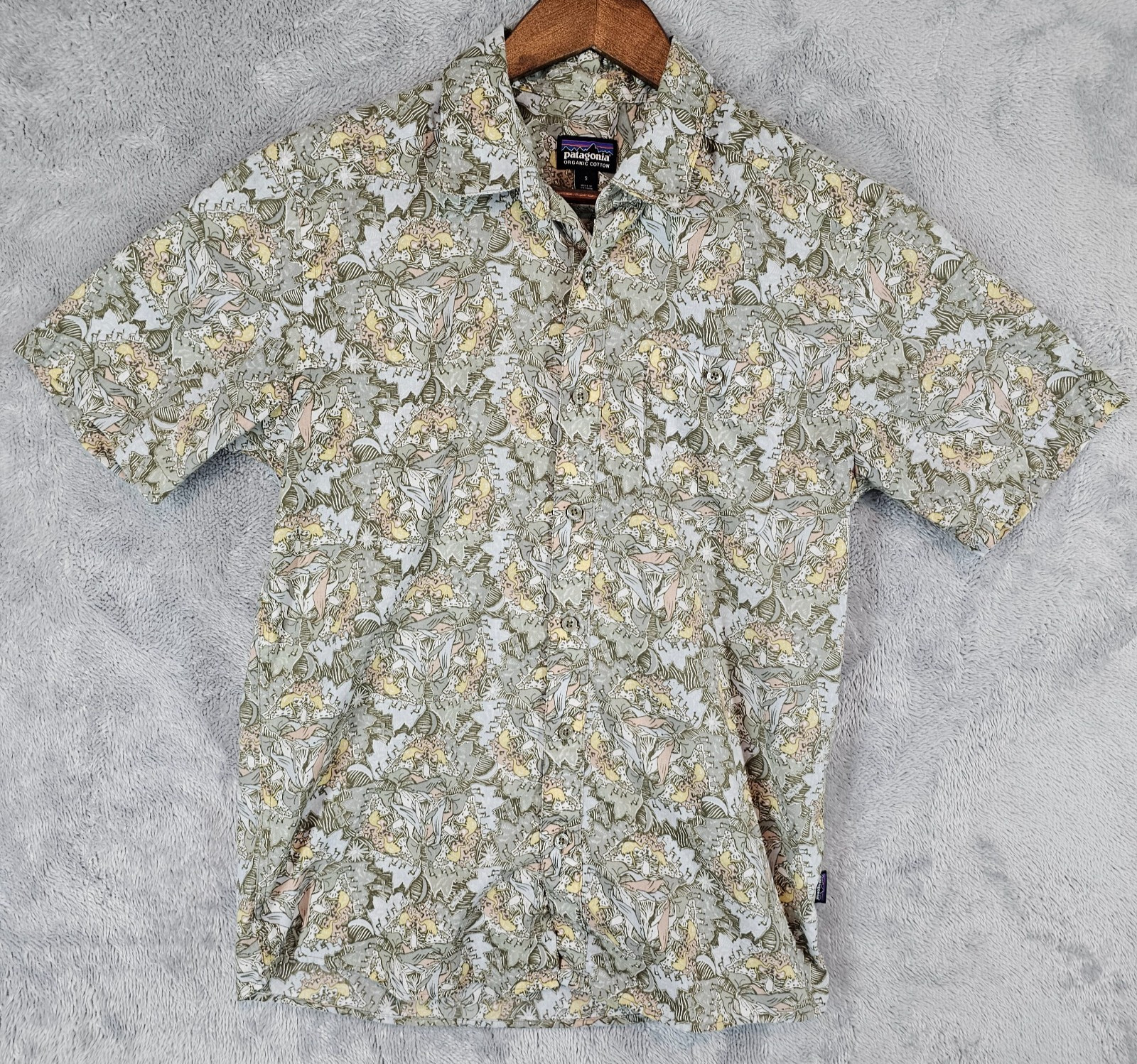 Patagonia Go To Animals Flamingos Penguins Button Up Shirt Mens Small 52691 FA23