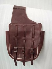 Sacoche de selle western en cuir marron avec 3 sangles et embout blanc pour cheval.