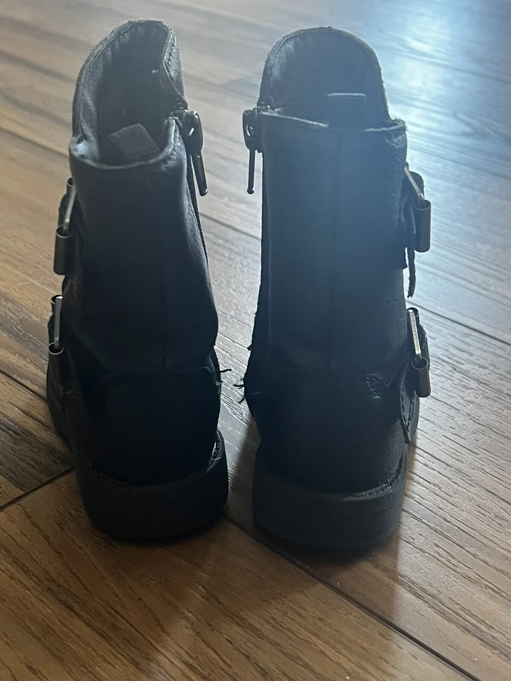 Botas altas con hebilla negra Carters con cremallera lateral 5 niños pequeños Foto 4 de 4