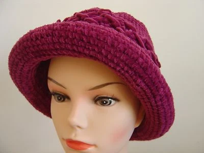 CHAPEAU NEUF FORME CLOCHE MODULABLE BELLE TEINTE VIOLINE TAILLE UNIQUE - Photo 1/4