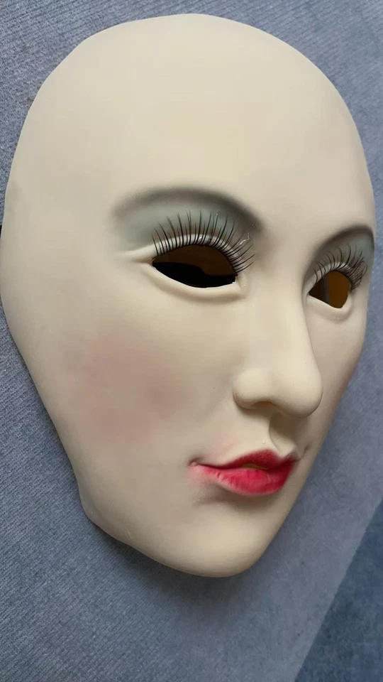 Hermosa mujer media cara máscara de látex, máscara de fiesta en vivo Foto 2 de 4