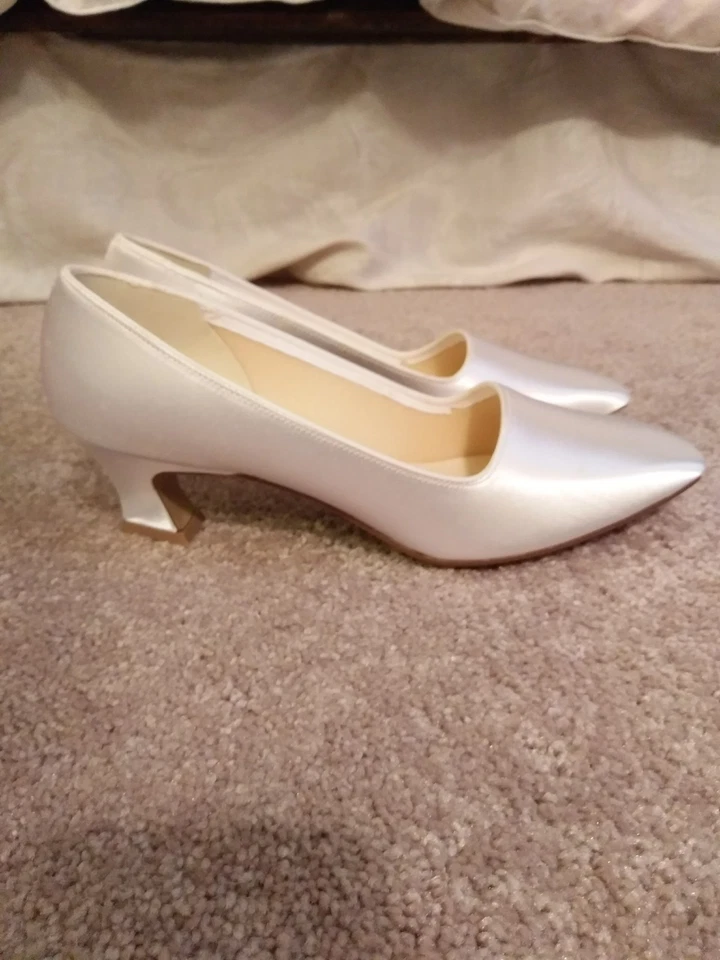 Zapatos de novia vintage teñibles de moda blancos satinados talla 8,5 AA NUEVOS EN CAJA Foto 2 de 4