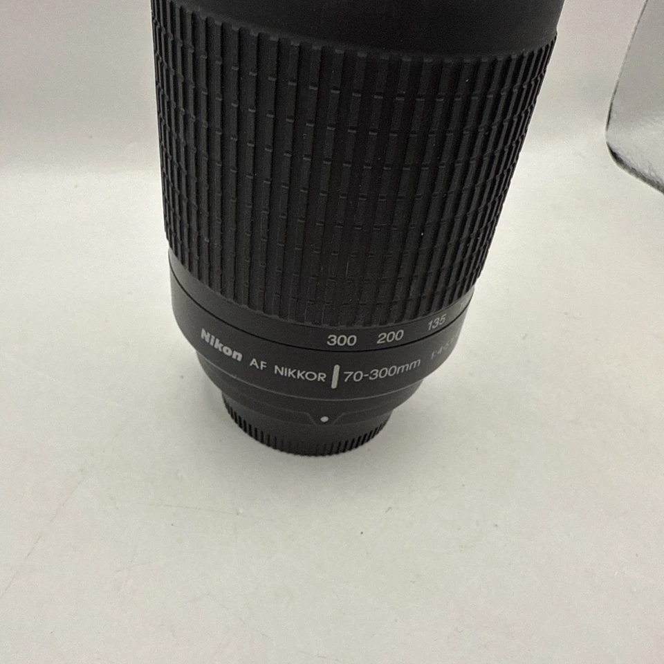 Nikon AF Nikkor 70-300mm f/4-5.6 G Telephoto Zoom Lens 2 Caps And Hood - Image 2 of 4