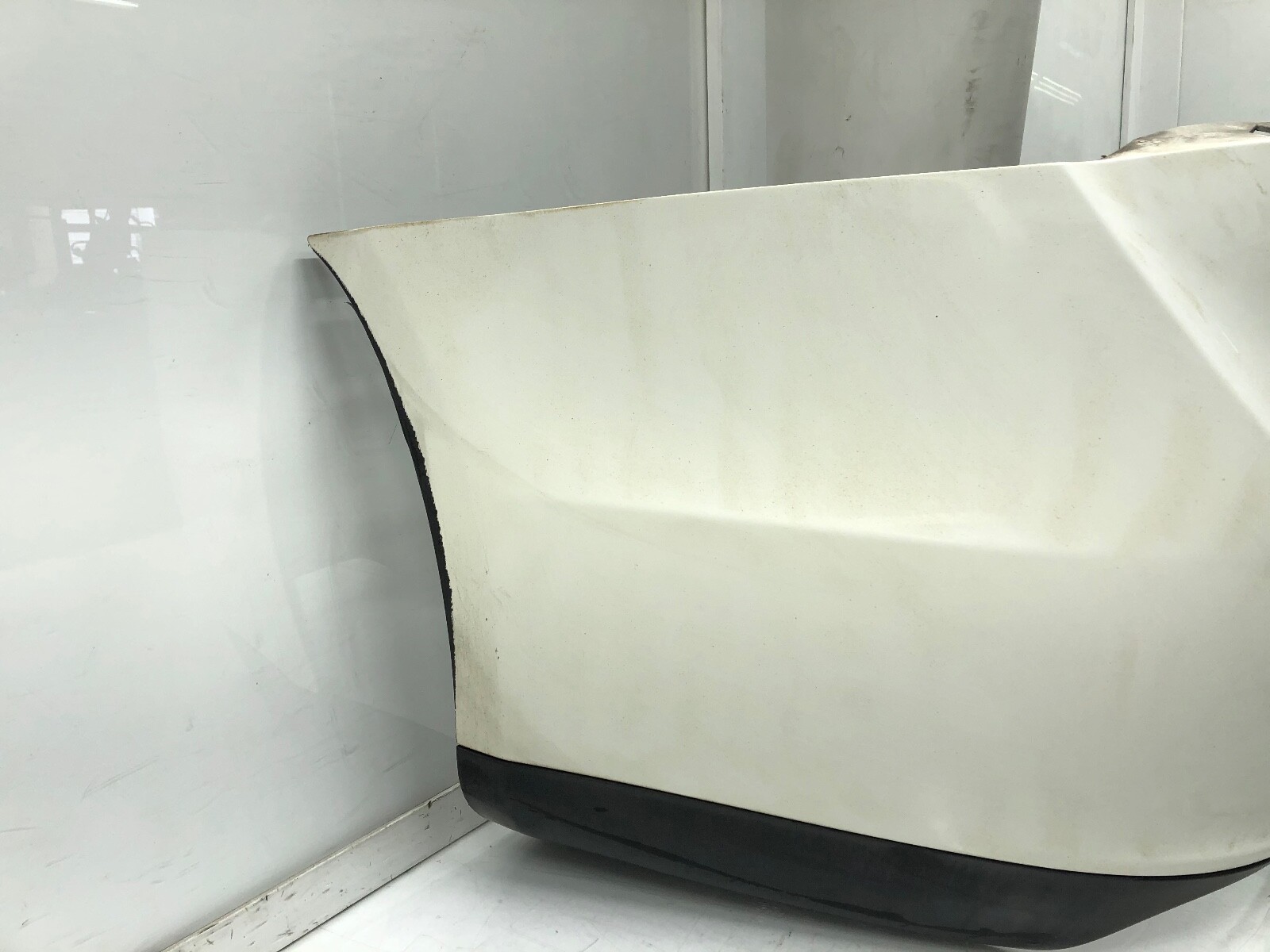 2014-2017 MASERATI GHIBLI REAR BUMPER COVER OEM BIANCO WHITE #DAMAGED.