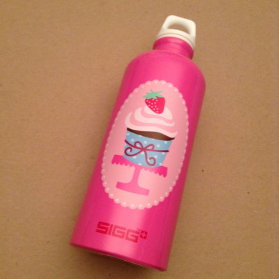 SIGG Fresa Pink Birthday Strawberry Cupcake 0.6L Aluminum water bottle New