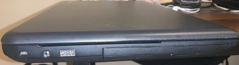 Toshiba Satellite C50D-A-133 15.6-inch Laptop (AMD E1-2100 1.0 GHz, 4 GB RAM, 50 - Image 3 of 4