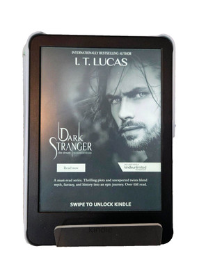 Amazon Kindle Basic 11th Generation BUNDLE 6-inch 16GB C2V2L3