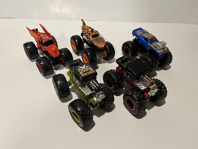 MATTEL - HotWheels MONSTER JAM　5台セット値下げ!!! Amazon.com: Hot Wheels Monster Jam World Finals Crash Pack