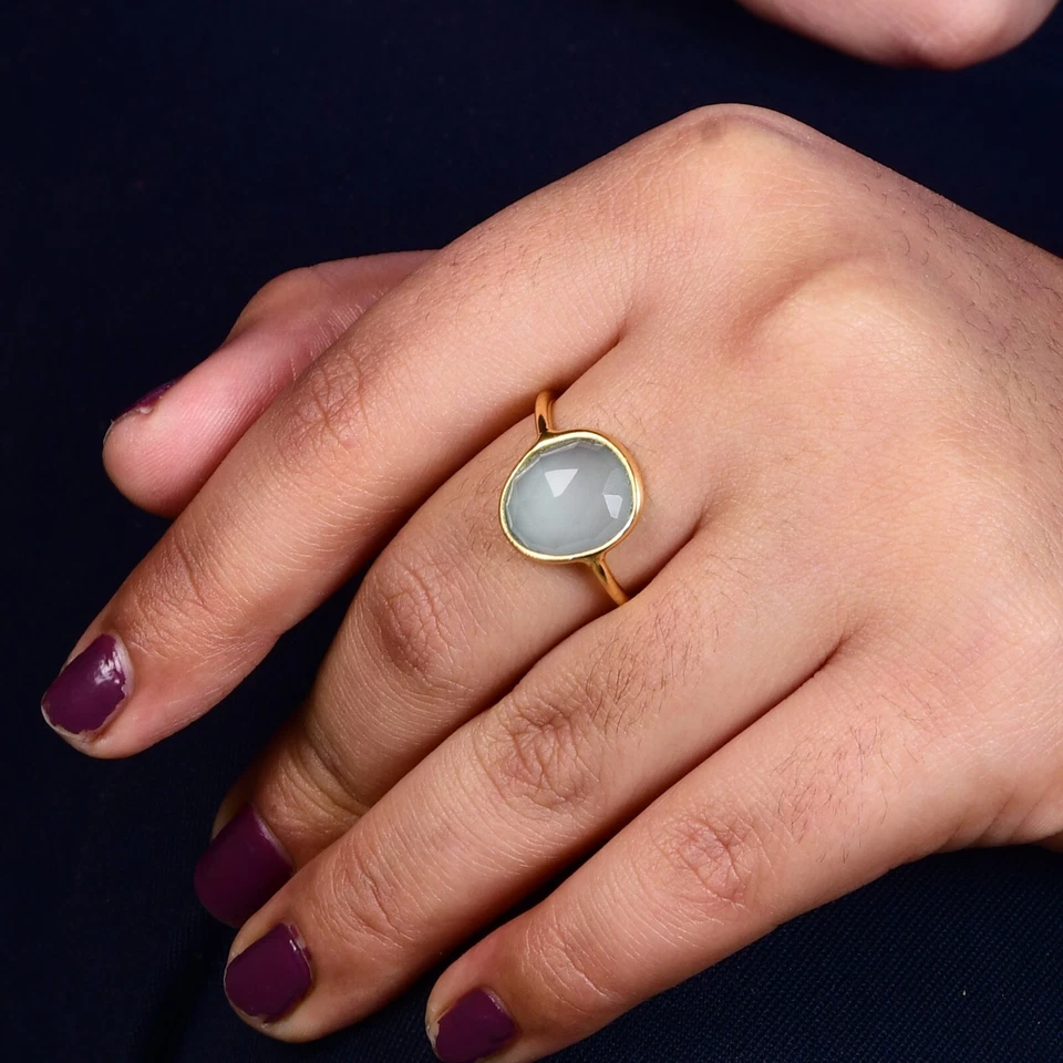 Anel feminino de ouro amarelo 18k formato extravagante com pedras preciosas de calcedônia azul - Imagem 2 de 4