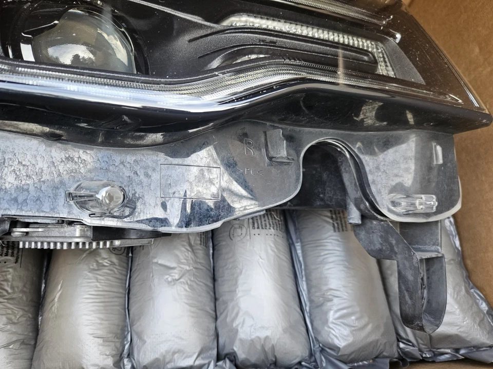 Jeep Grand Cherokee 2016-2021 faros de xenón HID negros pasajero derecho roto Foto 3 de 4