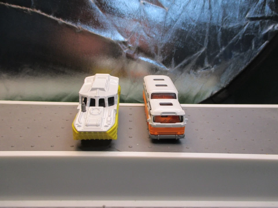matchbox scenic cruiser GMC bus and duk- duk with plastic display box - Image 4 of 4