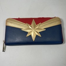 Cartera MARVEL Loungefly x Captain Marvel en bruto estado