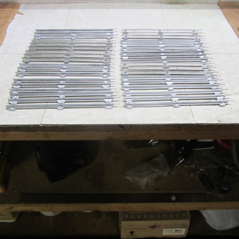 O27 track. 26 pieces, 8 curved and 18 straits. Silver ties. Not Lionel.