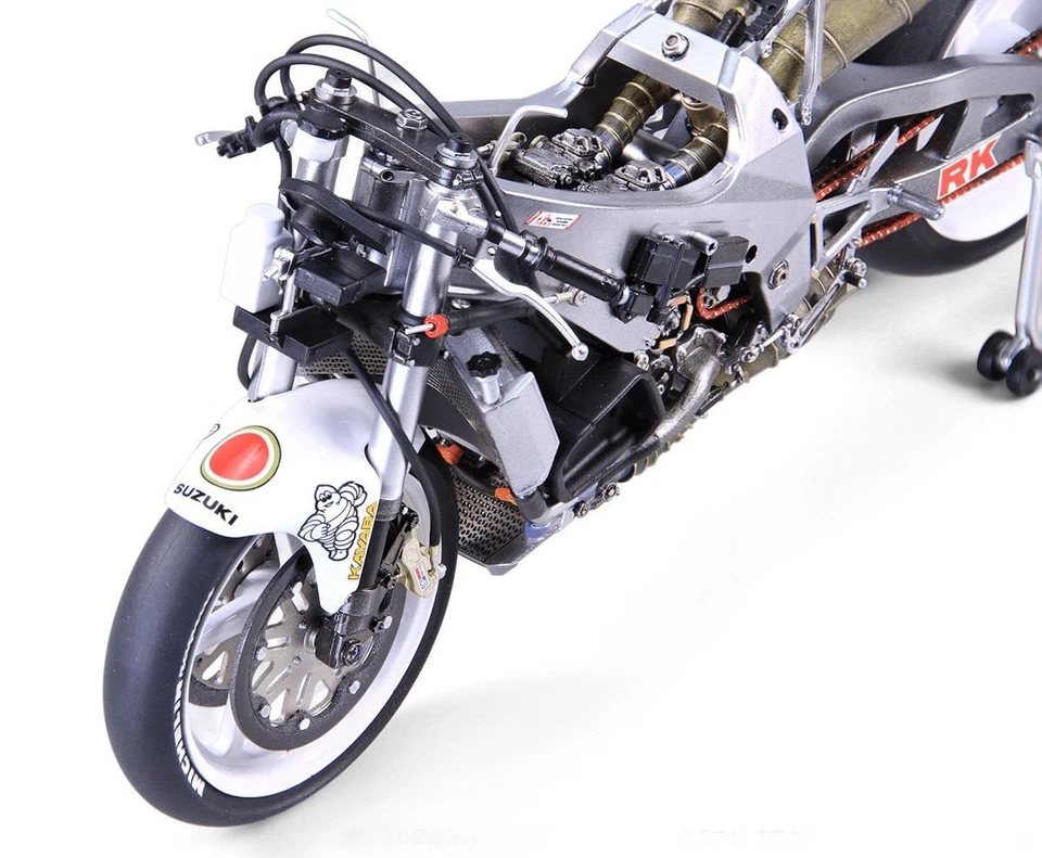 Beemax BX13001 Suzuki RGV-r (XR79) '93 WGP500 World Champion Kit Montaggio 1/12 - Immagine 4 di 4