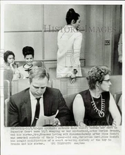 1965 Press Photo Anna Kashfi leaves as Marlon Brando stays in Los Angeles court