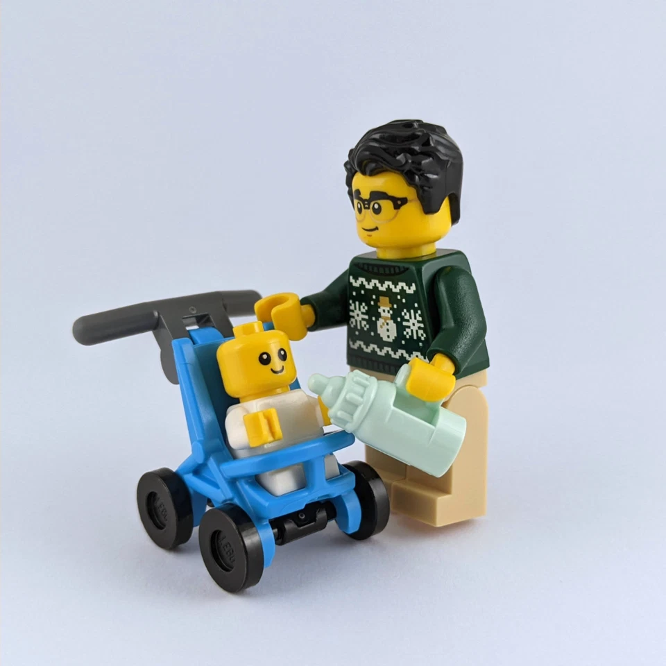 LEGO Christmas Stroll Set - Dad, Baby, Pram, Carrier, Bottle & Strawberry - Image 2 of 4