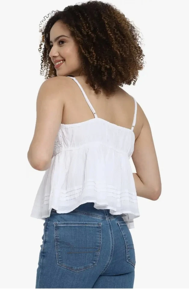 Camiseta American Eagle branca ilhós renda babydoll algodão tamanho grande casa de campo - Imagem 2 de 4