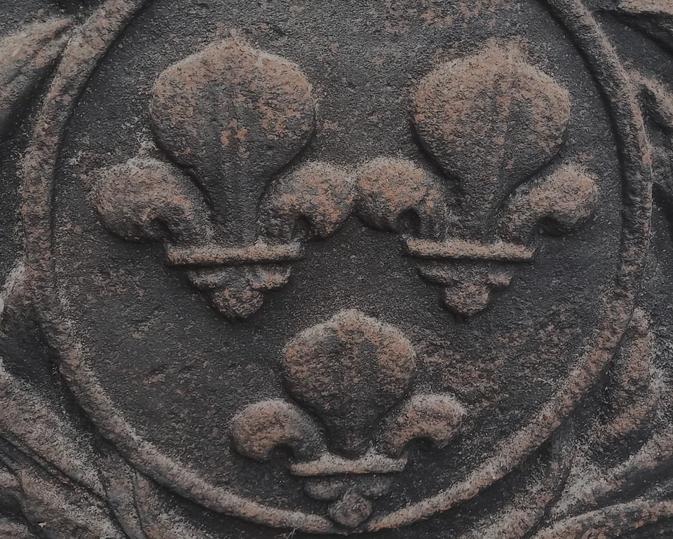 Taque de cheminée fonte palmettes fleurs de lys, couronne de France, authentique - Photo 2/4