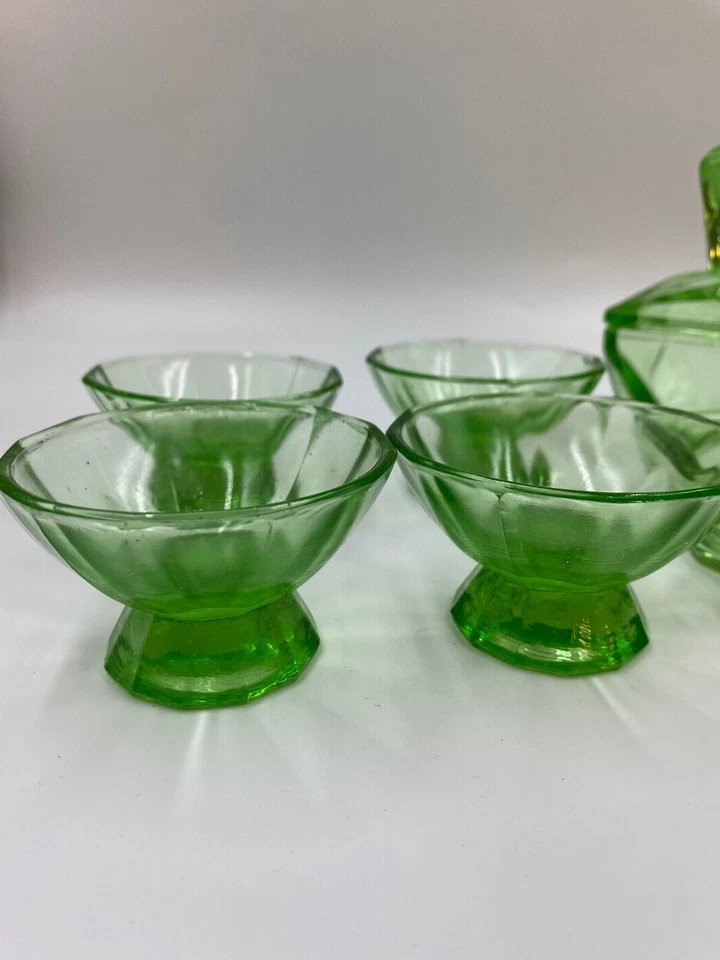 Grünes Pressglas Konvolut Waschtischgarnitur + 4 Stamperl - Bild 2 von 4