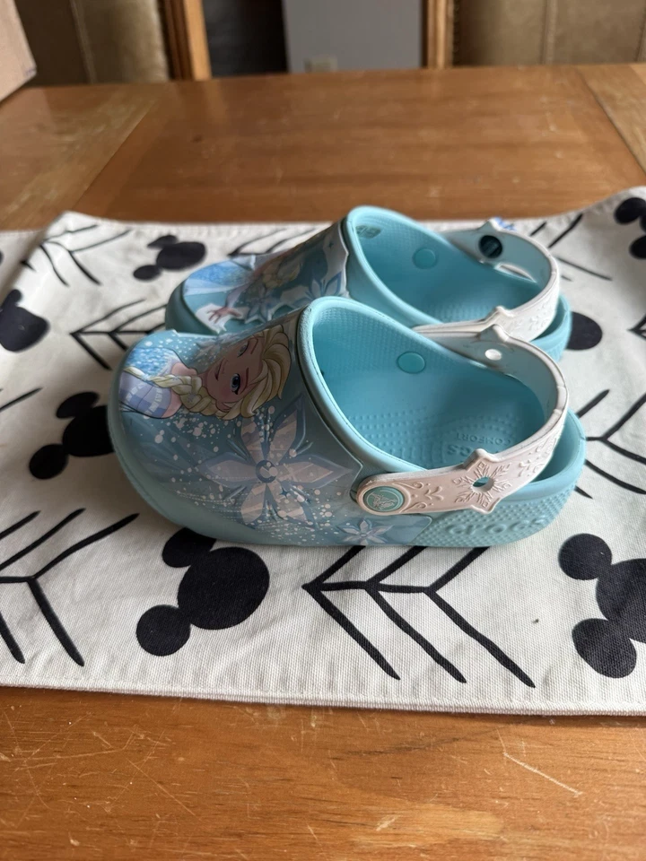 Crocs para niñas niños talla C12 DISNEY’S Frozen 2 Anna Elsa cocodrilos iluminados Foto 4 de 4
