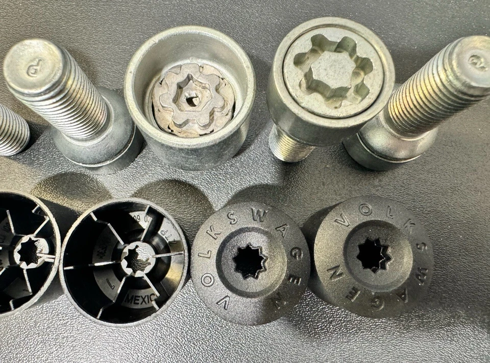 Tuerca de bloqueo de rueda Volkswagen 2000-2025 nueva con tapas y llave 100 % OEM. Foto 2 de 4