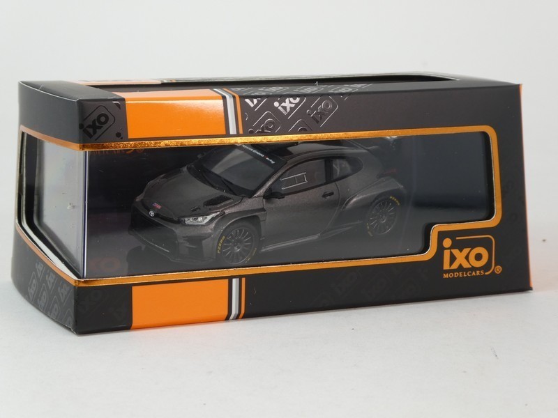 Toyota GR Yaris Rally2 miniature auto IXO RAM954 pour décoration bureau passionné sport