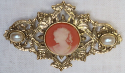 LES BERNARD, grande broche vintage couture, fausses perles et cabochon