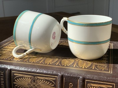 2 Royal Worcester Tassen - weiß mit leuchtend türkisen Bändern - W5483 - ohne Untertassen