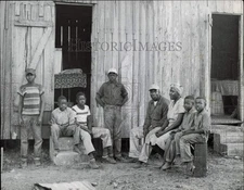 1956 Press Photo Family of migrant workers at labor camp in Florida - lra30088
