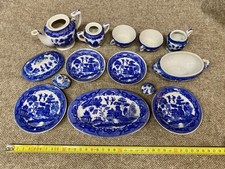 Parte Di Antico Servizio In Porcellana Bianca E Blu A Cineseria Per Bambole