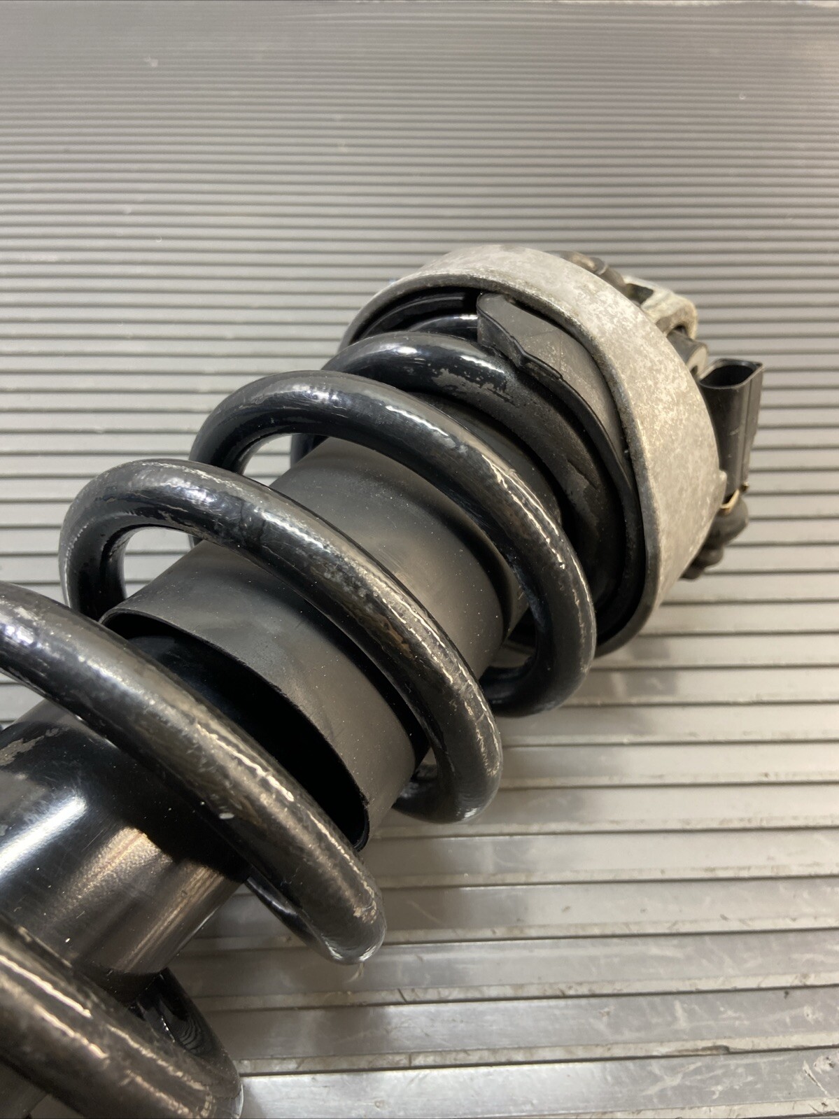 2011-2014 Audi R8 Rear Right Shock Absorber Strut Suspension OEM Original