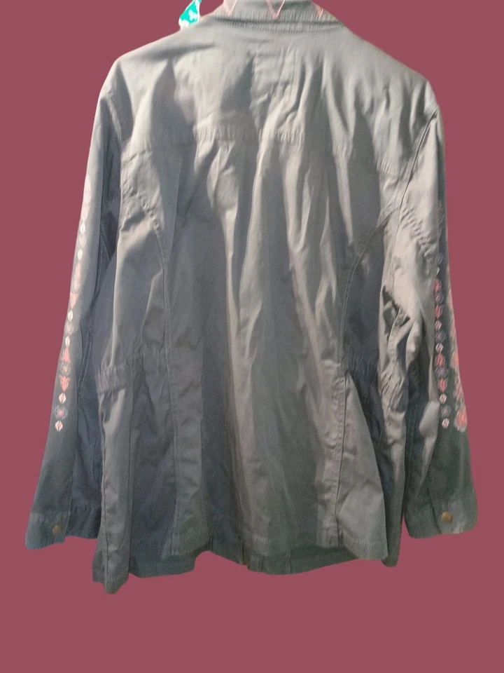 Chaqueta para mujer 2X verde oliva con mangas bordadas Sonoma Foto 4 de 4