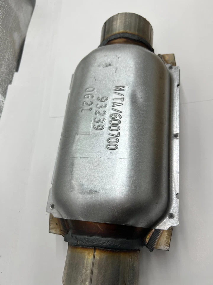 Convertidor ultra catalítico genuino Walker 93239 para GMC Sierra 3500 HD 2010 Foto 2 de 4