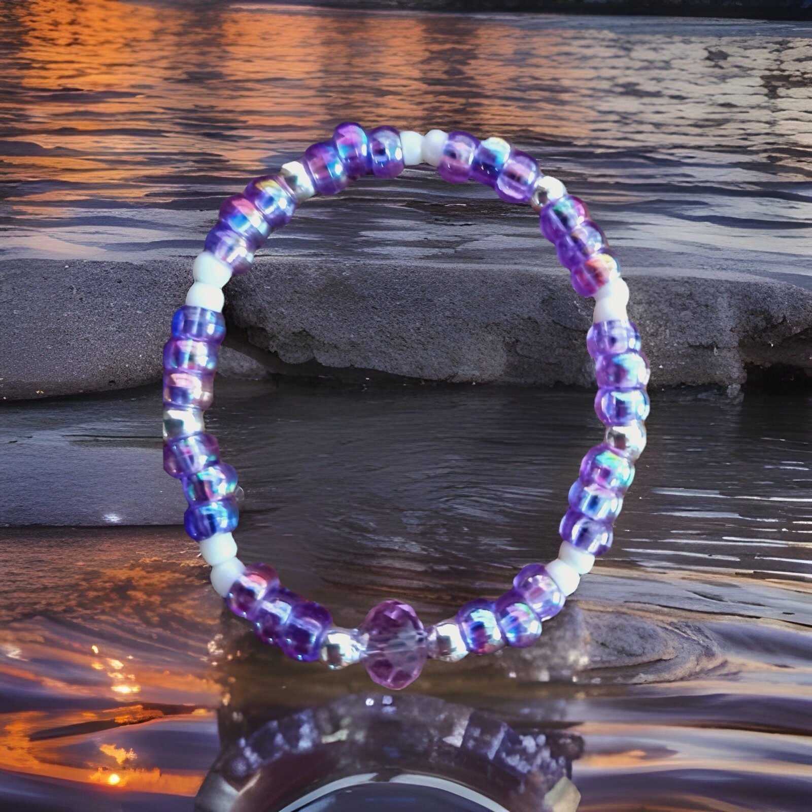 PULSERA DE PIEDRA AMATISTA CON CUENTAS ACRÍLICAS COLOR PÚPURA