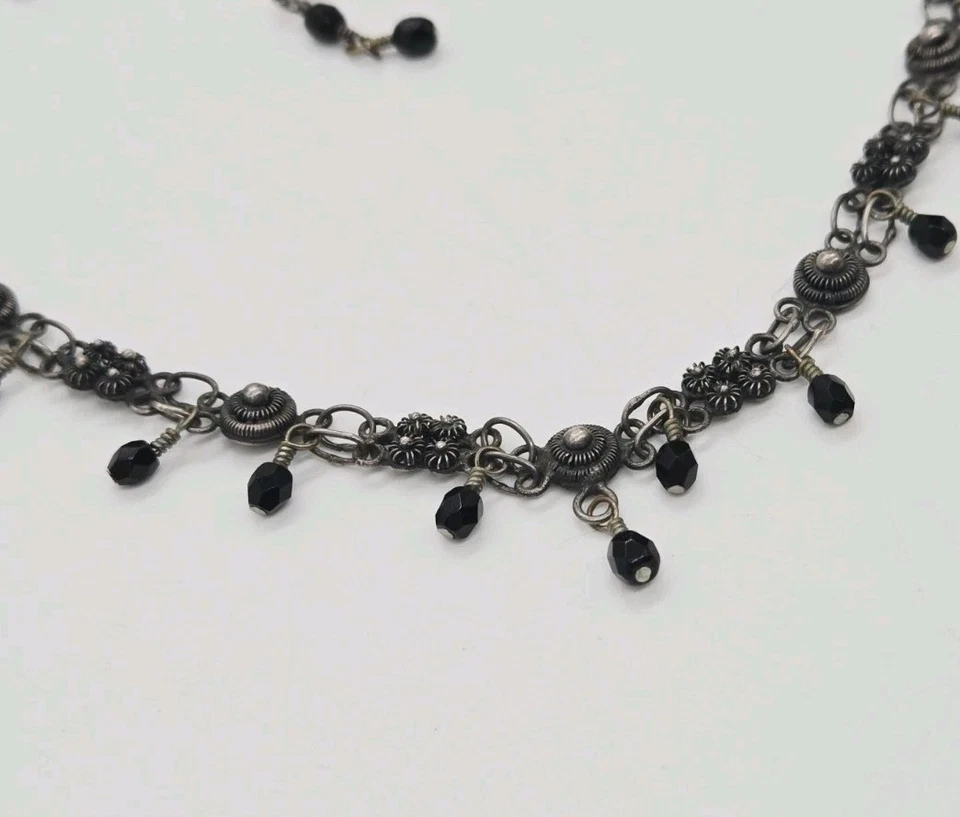 Collar de gargantilla colgante con cuentas negras de plata esterlina Yvone Christa de 15 pulgadas Foto 3 de 4