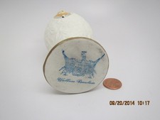 Jarrón de porcelana Wallace crema bisque con dije camafeo griego 51/2" de alto x 21/2" de ancho