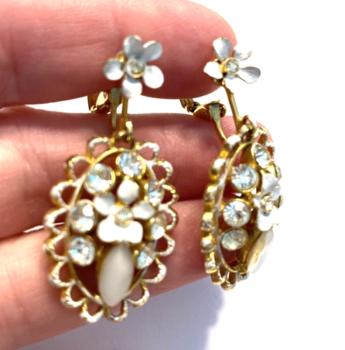 Vintage Mid Century Clip On Earrings Drop Dangle Gold White Delicate Flowers - Picture 7 of 8