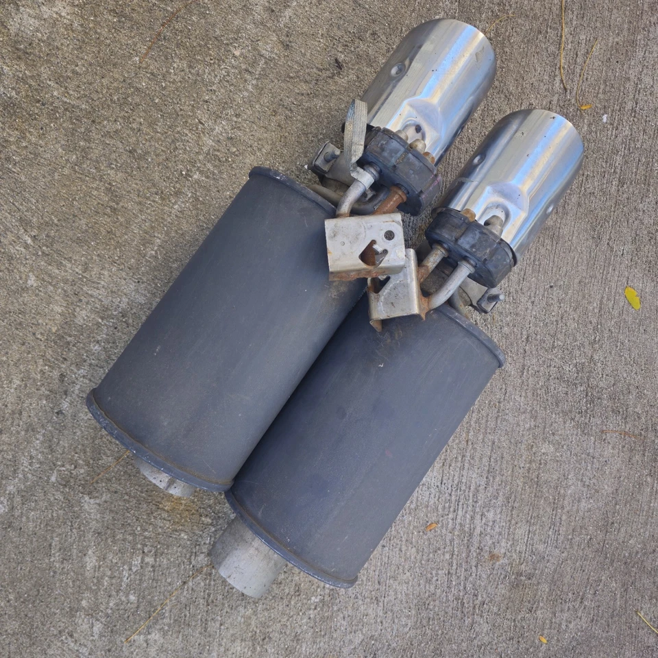 Silenciadores de escape traseros Dodge Charger 2015-2020 OEM con suspensión de goma Foto 2 de 4