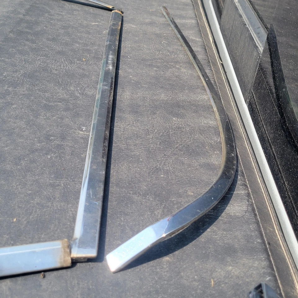 Oldsmobile Toronado 1967 molduras completas de ventana trasera revelan molduras y Foto 3 de 4