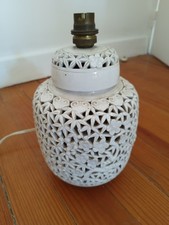 Pied de Lampe Porcelaine Blanche Ajourée Chinoise - Décor Fleurs