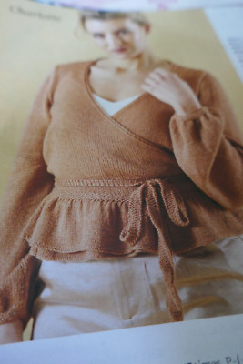 Muster-Damen hübsche Schößchen Bordüre Wickel Cardigan in 4-fädigem Garn-Größen 28-50ins