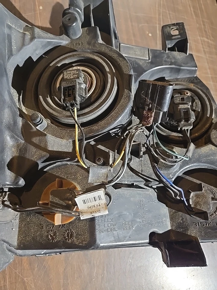 Faro izquierdo Chevrolet Avalanche Tahoe Suburban 2007-2013 20760578 pestaña rota Foto 4 de 4