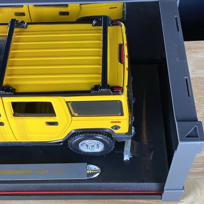 Maisto Hummer H2 SUV Premiere Edition 1:18 Scale w/ Stand - Yellow