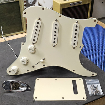 2000 Fender American Standard Strat Loaded Pickguard Alnico 5 USA Pickups Guitar