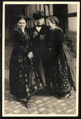 Fotografie Mutter und Vater mit ihrer Tochter in Tracht 